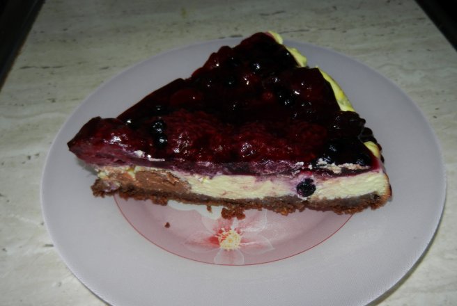 Cheesecake cu buline de ciocolata si jeleu de fructe de padure