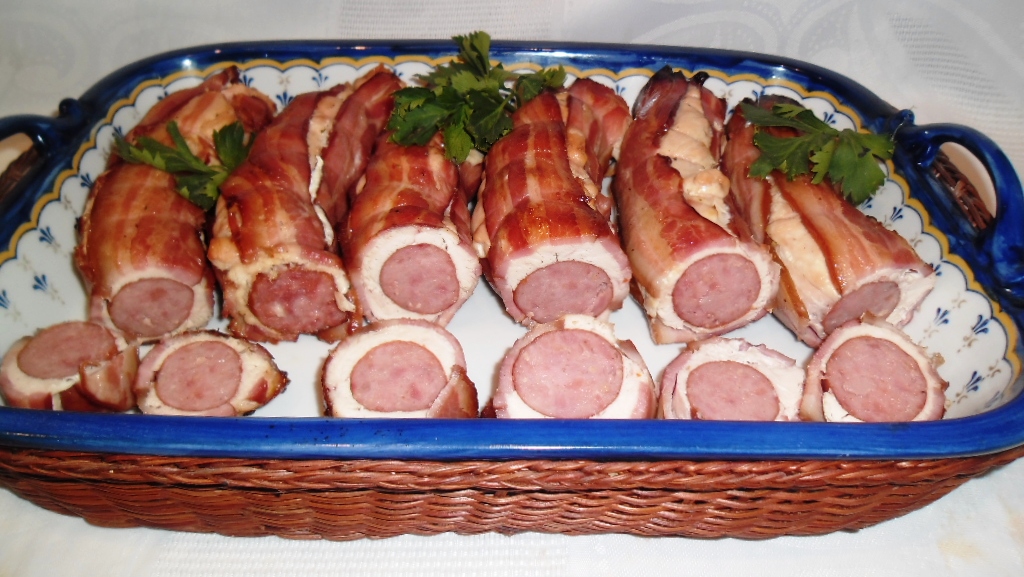 Rulouri cu carnati afumati, piept de pui si bacon