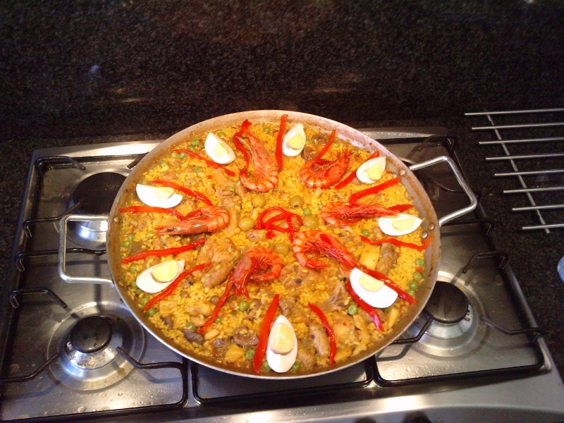 Paella cu fructe de mare si carne