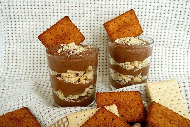 Mousse de ciocolată cu biscuiţi