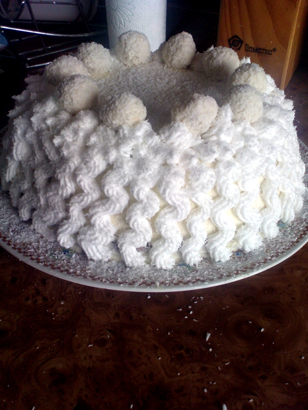 Tort cu crema de ciocolata alba