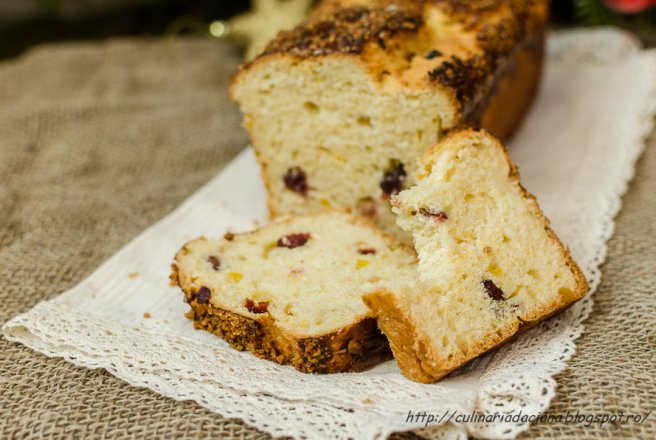 Panettone cu migdale caramelizate