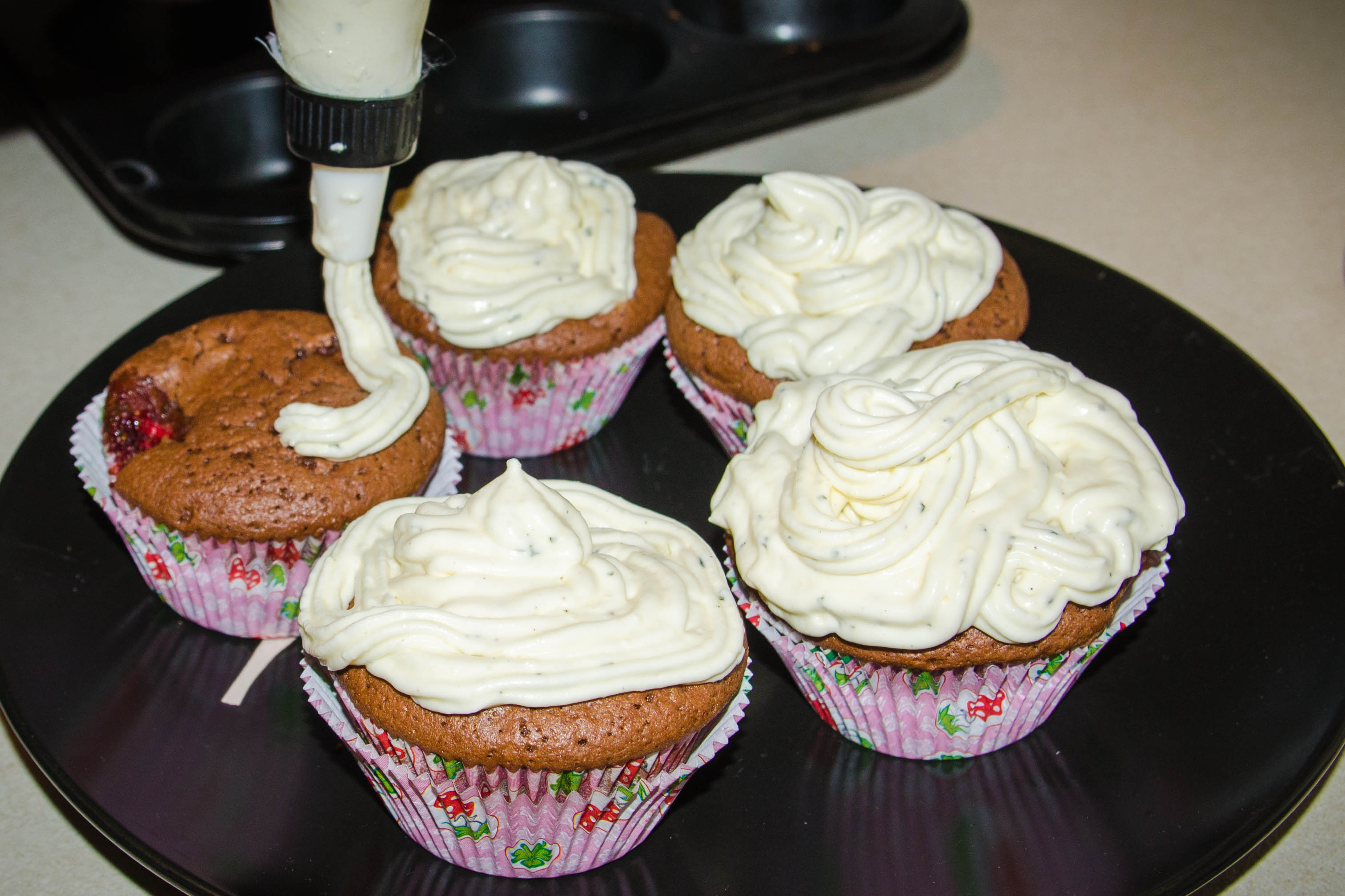 Brownie cupcakes cu capsuni si glazura de menta