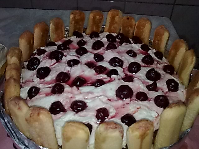 Tort de visine cu crema de iaurt.