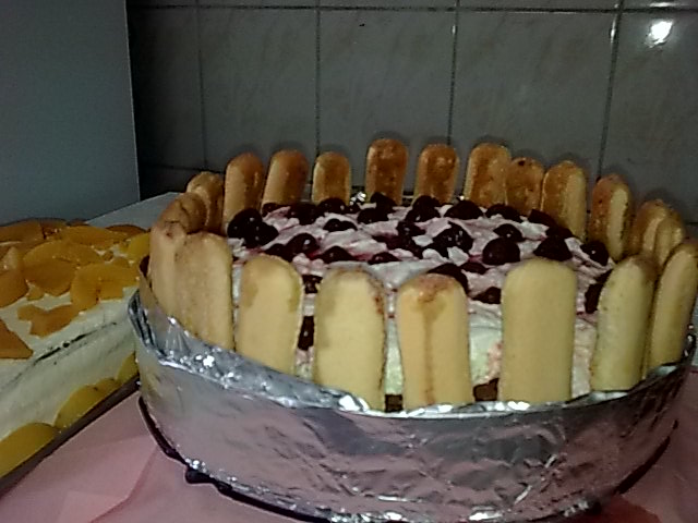 Tort de visine cu crema de iaurt.