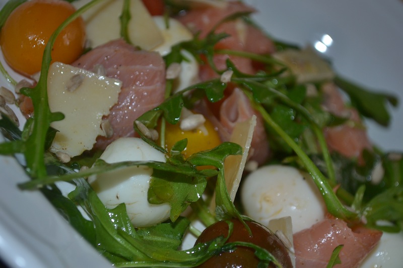 Salata cu somon fume, rucola, parmezan