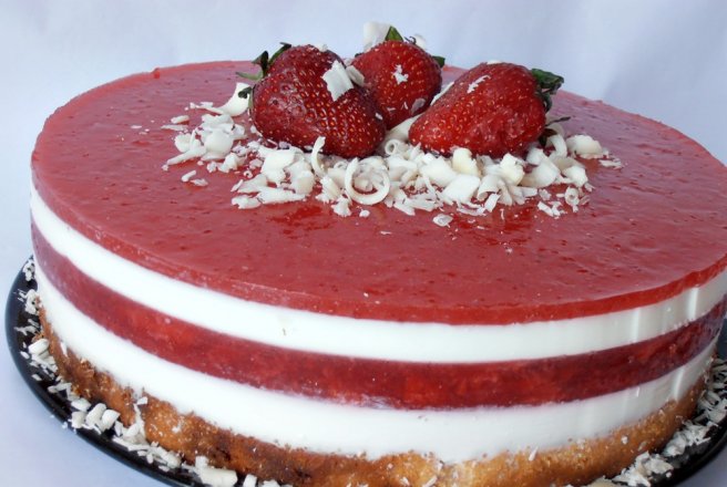 Tort panna cotta cu jeleu de capsuni