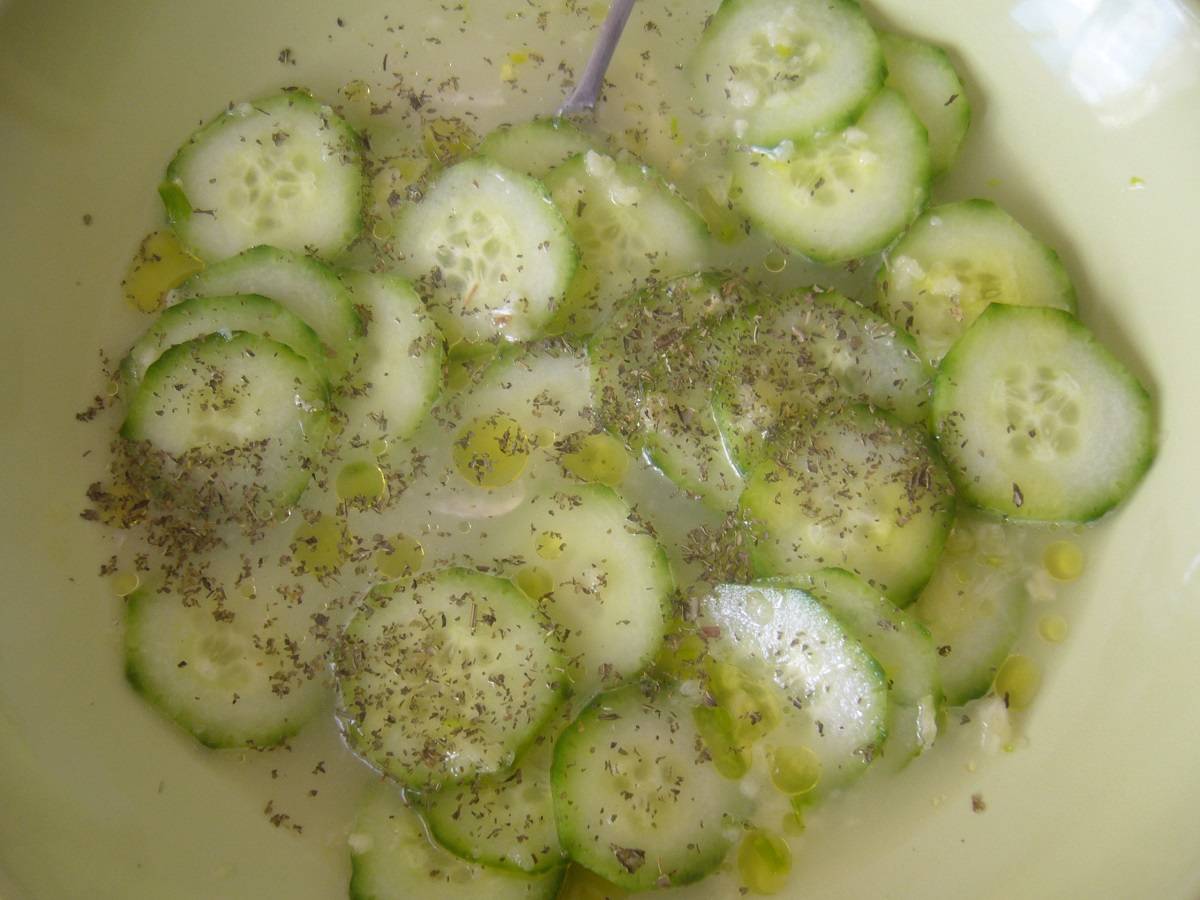 Salata de castraveti cu usturoi