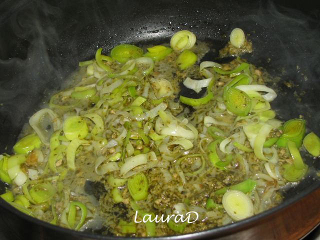 Spaghetti cu praz, mazare si pesto