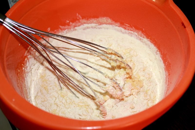 Reteta de preparare a papanasilor cu smantana si topping delicios de visine
