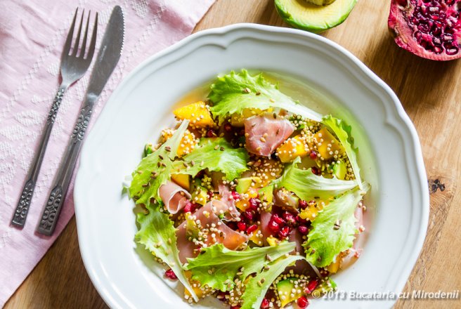 Salata exotica de quinoa cu avocado si mango