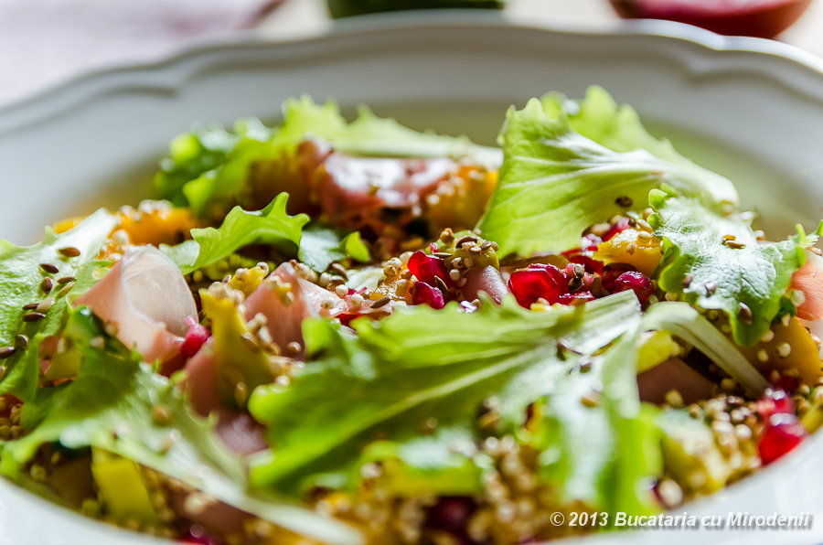 Salata exotica de quinoa cu avocado si mango