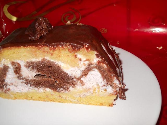 Tort cu crema de capsuni