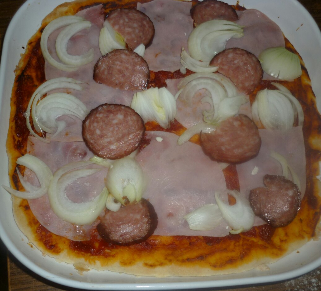 Pizza cu sunca, salam si branza