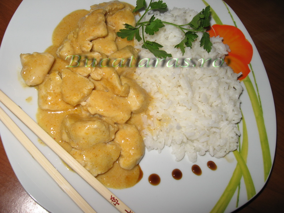 Pui Thai cu curry si lapte de cocos