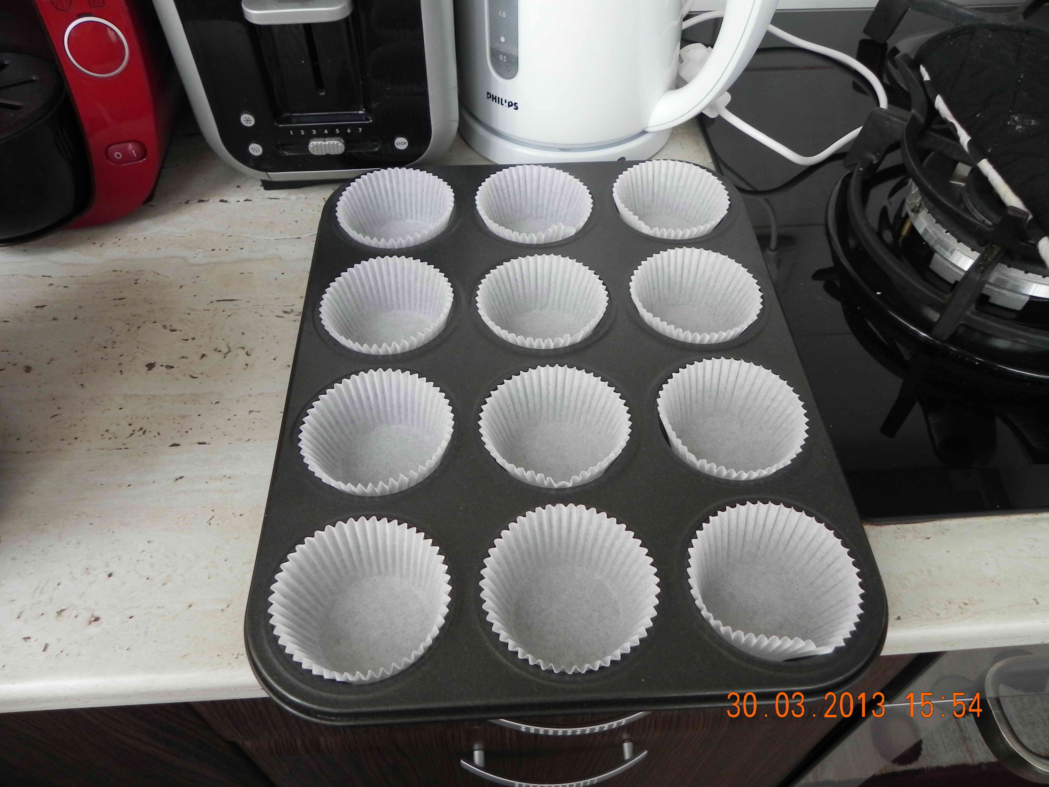 Briose(Cupcakes) pufoase cu merisoare si stafide