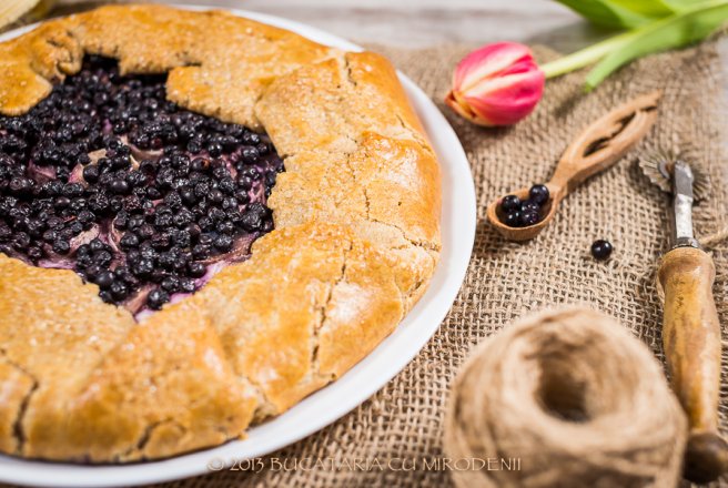 Tarta rustica cu afine si banane