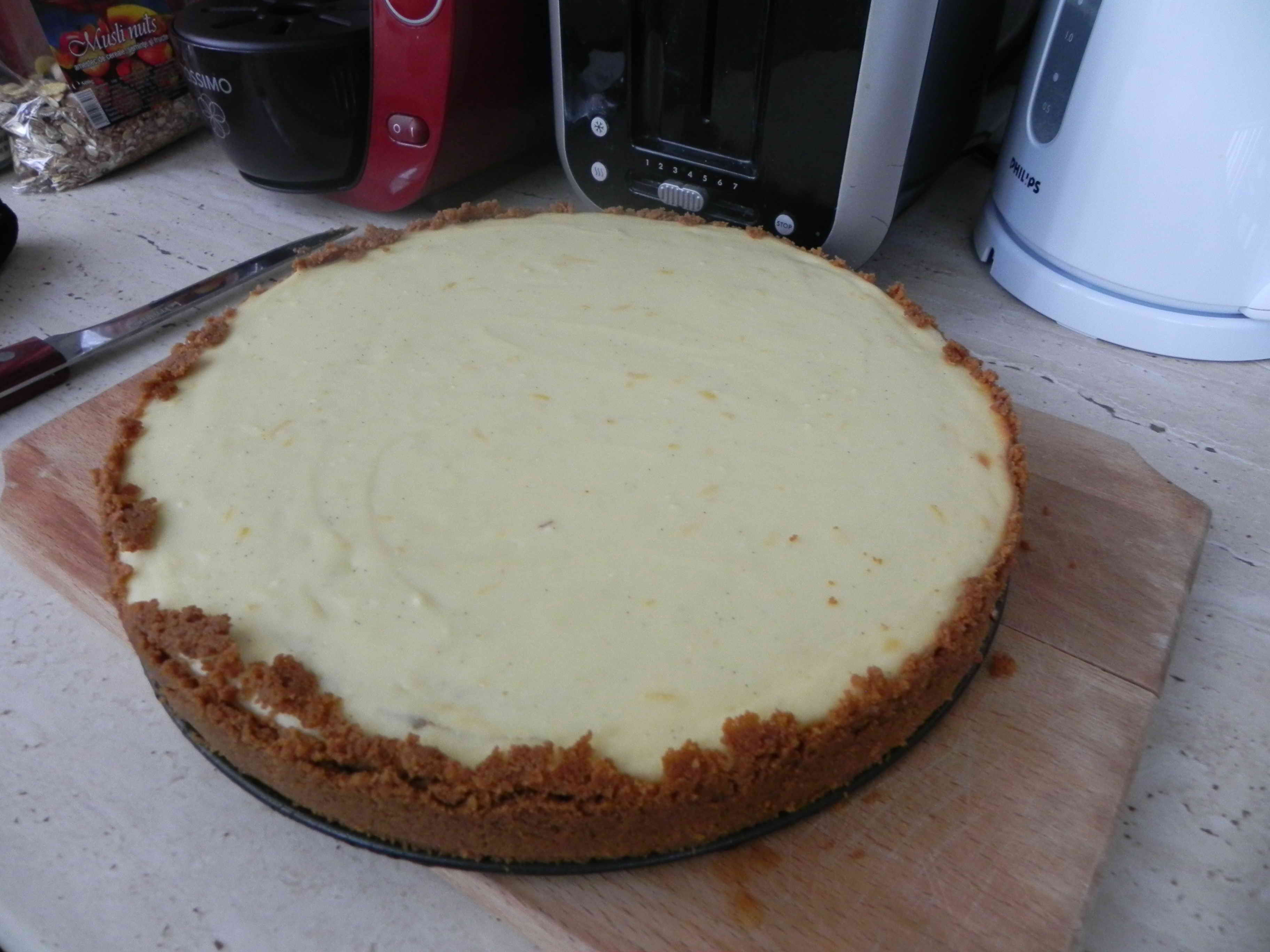 Cheesecake cu blat de biscuiti si banane caramelizate