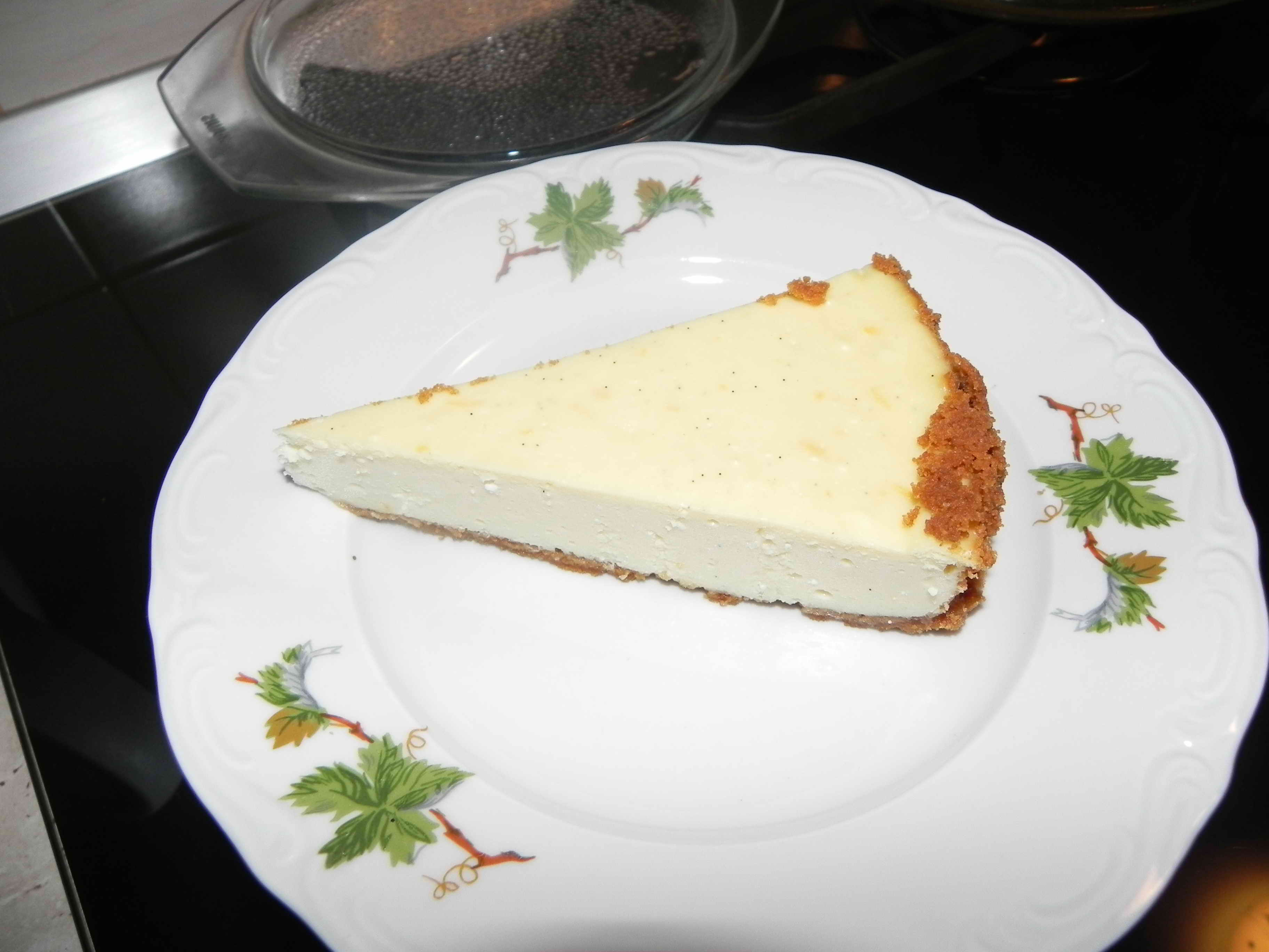 Cheesecake cu blat de biscuiti si banane caramelizate