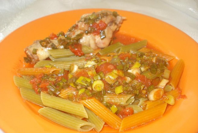 Ciocanele de pui cu ceapa verde,rosii si penne vegetables