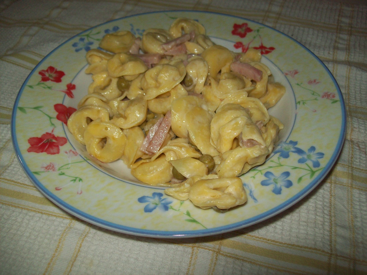 Tortellini cu smantana, prosciutto si mazare