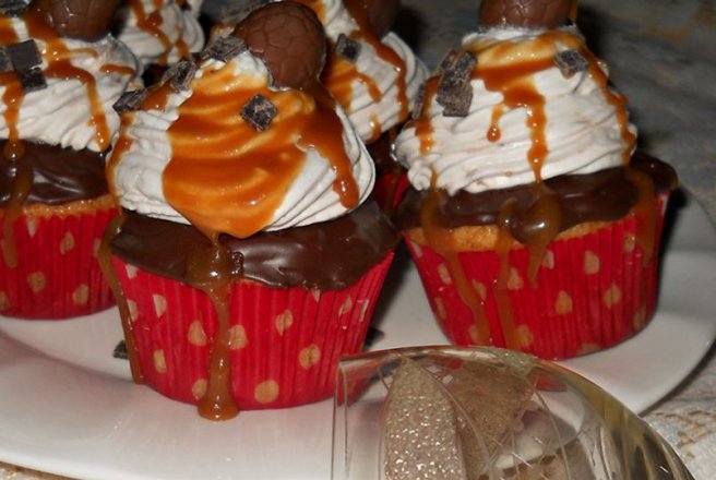 Muffins cu crema de banane si topping de caramel