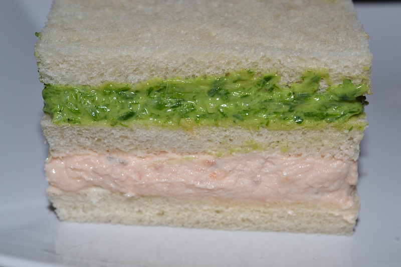 Sandwich cu crema de branza de capra si somon