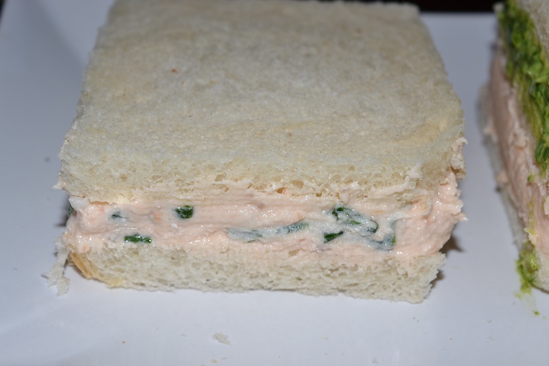 Sandwich cu crema de branza de capra si somon