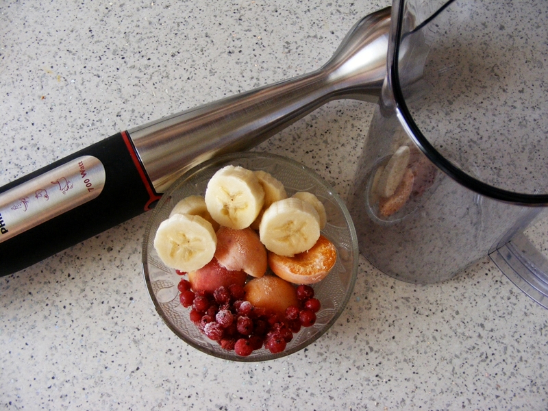 Smoothie de banane, caise si coacaze rosii