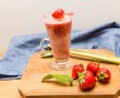 Smoothie cu capsuni, rubarba si salvie-2