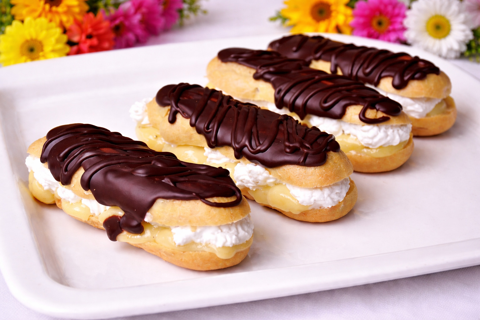 Desert eclere cu crema de vanilie si frisca