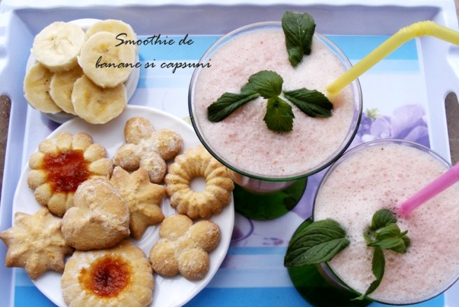 Smoothie de banane si capsuni