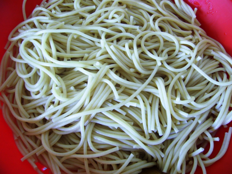 Spaghete cu sos de rosii si busuioc