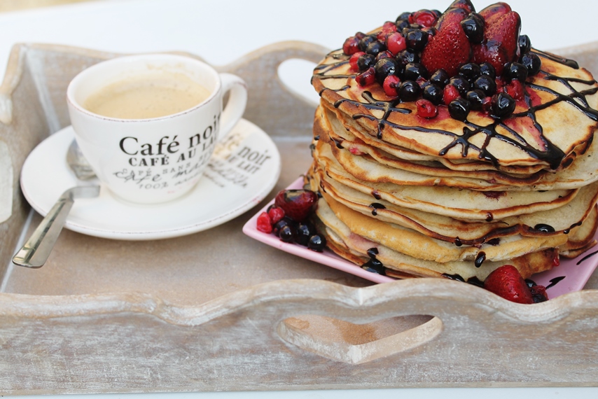 Pancakes cu mascarpone si fructe de padure