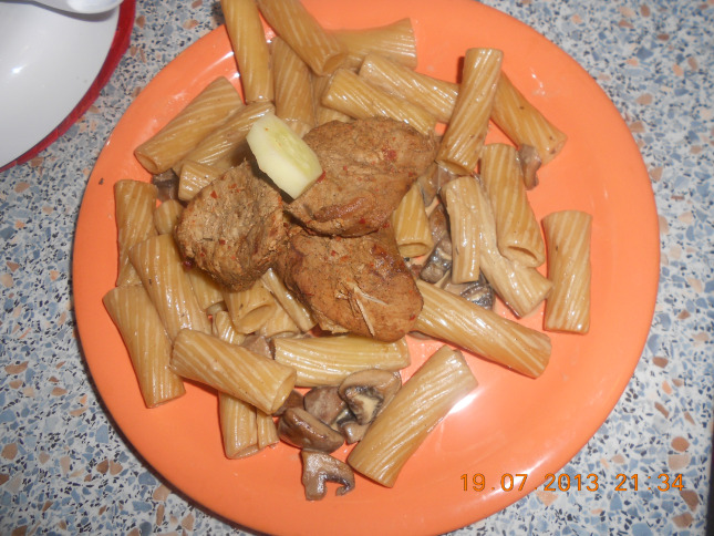 Paste cu ciuperci brune si muschi de porc