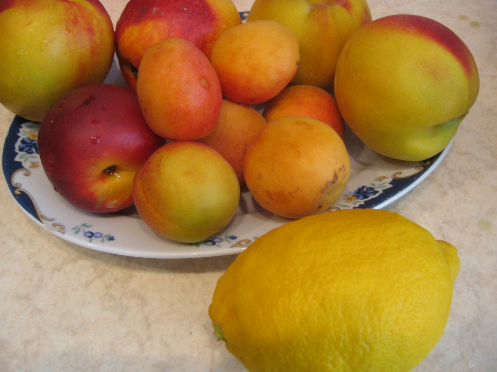 Salata de fructe in cupe de pepene