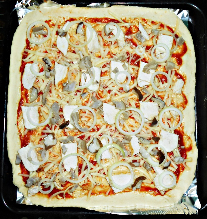 Pizza cu piept de pui