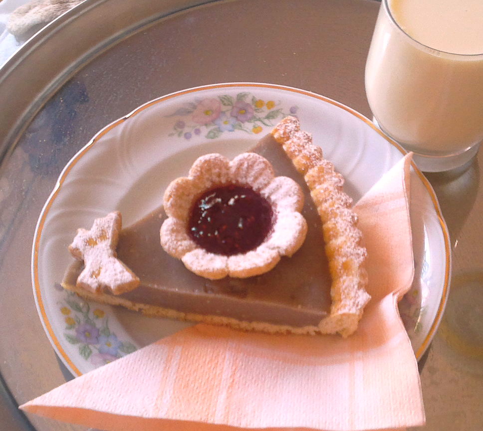 Tarta cu crema de castane si flori cu gem de zmeura