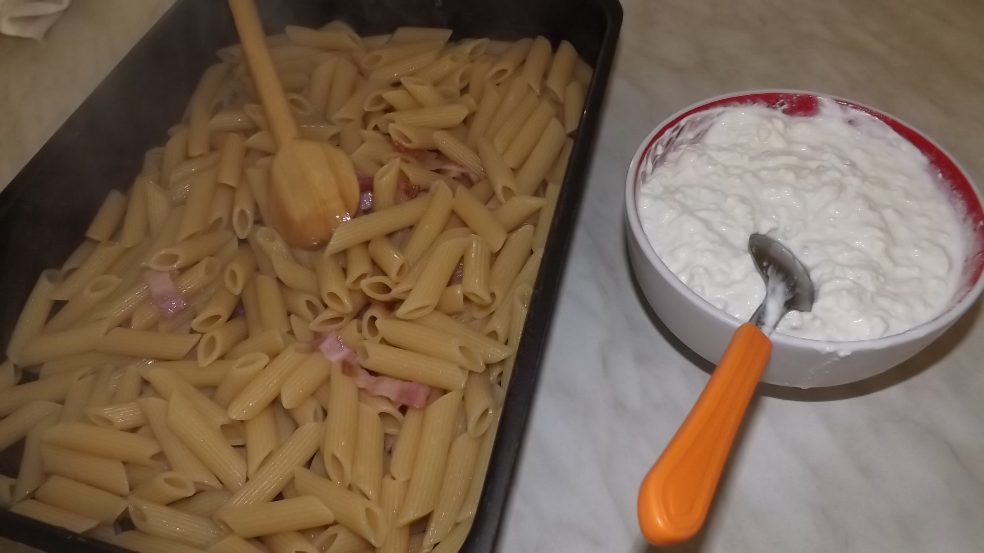 Penne cu bacon si ceva fin de la Delaco