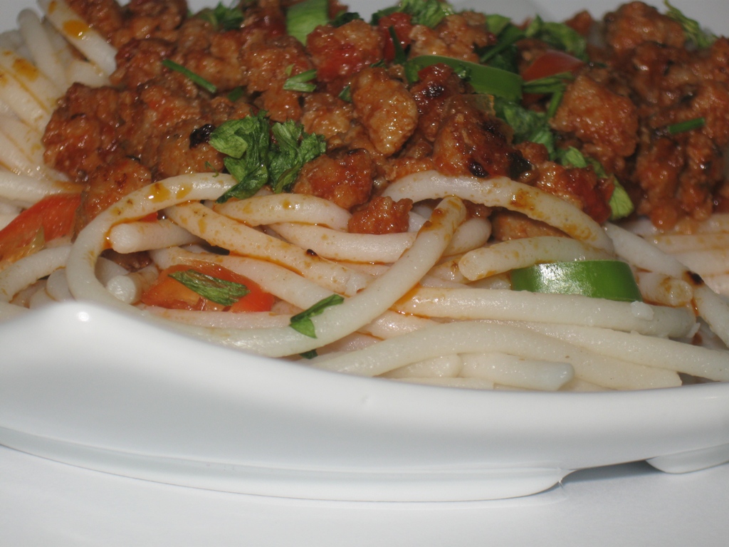 Spaghetti cu carne tocata in sos de rosii