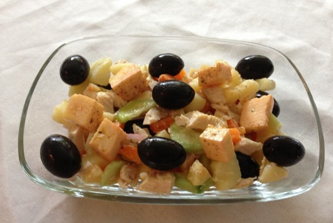 Salata de legume cu pui si branza marinata