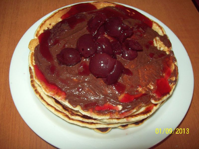 Pancakes cu dulceata de cirese si ciocolata