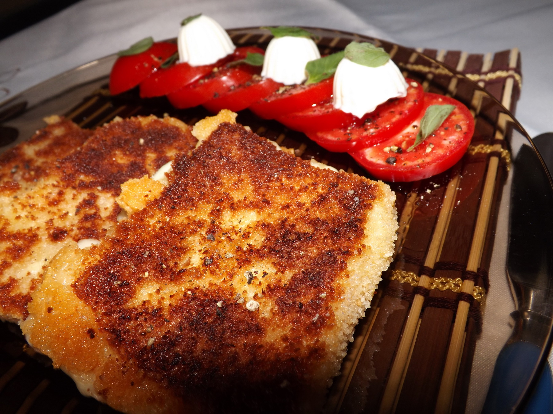 Cascaval pane cu salata de rosii si miez de lapte