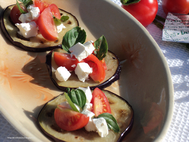 Aperitiv cu vinete si crema de branza