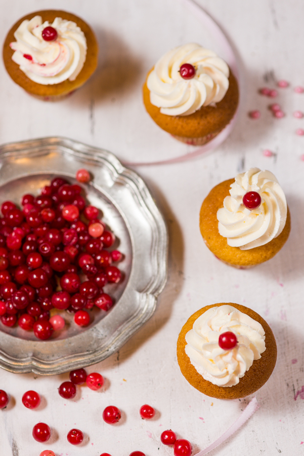 Mini-cupcake cu crema de unt cu bezea elvetiana si merisoare