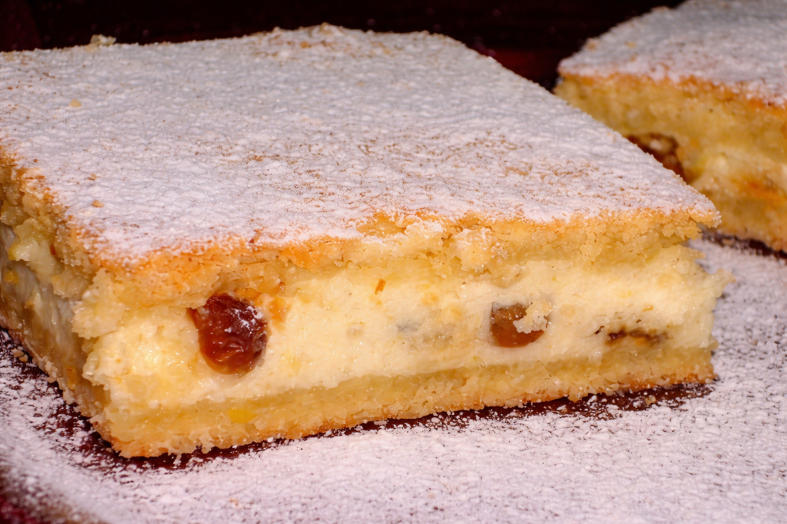 Desert placinta frageda cu branza dulce si stafide