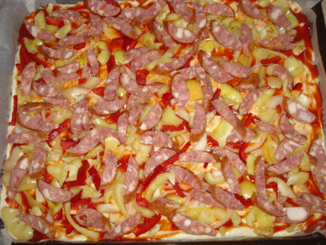 Pizza cu carnati de casa