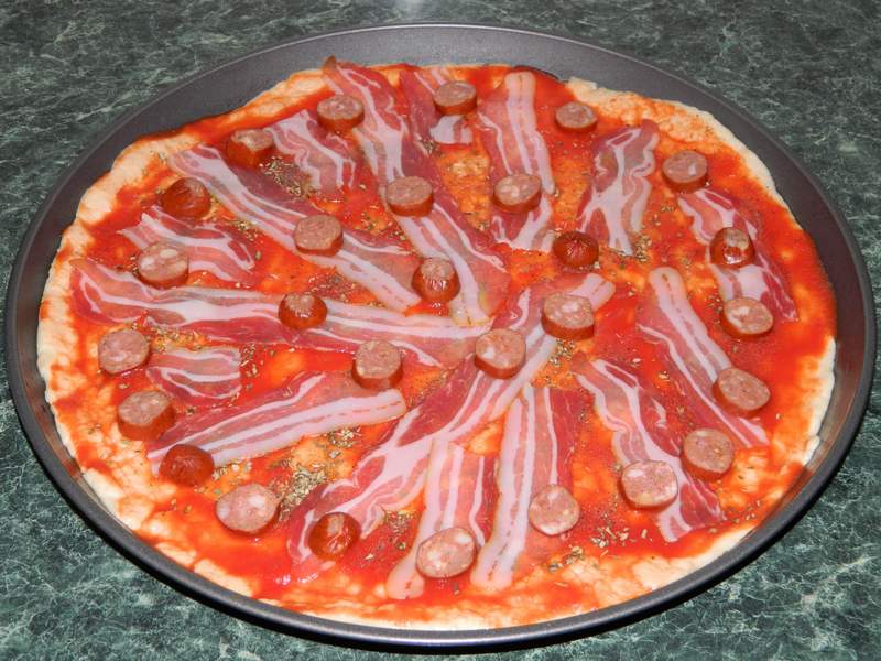 Pizza cu bacon si carnati de bere