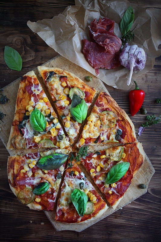 Pizza cu prosciutto si capere