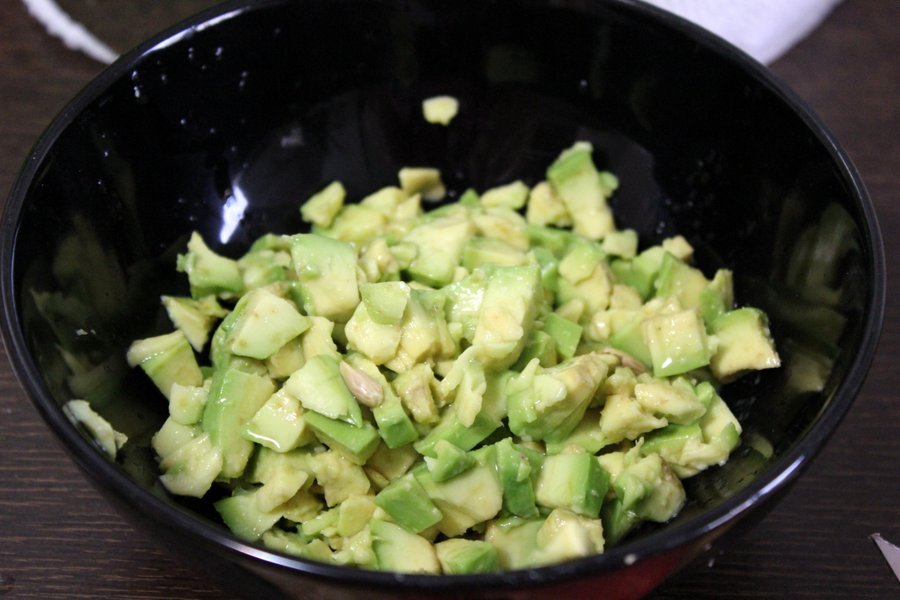 Salata de avocado si rosie